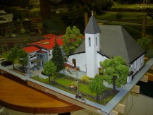 Robert Graus mit seinem Modell der VS, KG und Kirche